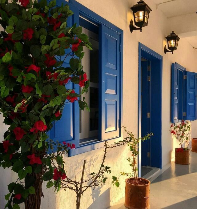 في لهفة حروف المعاني والأشواق
زحمة حكي لو قلت بسكات أحبگ ،

ماكنه إلا صمت في لحظه عناق 
وإللي يسولف همس قلبي لقلبگ💖