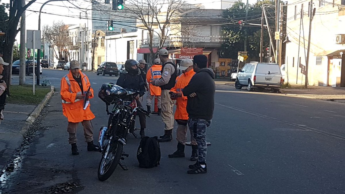 DarioOroquieta's tweet photo. #ahora supervisando los controles dinámicos de las fuerzas federales en #VLopez https://t.co/bhoIYQ9j1U