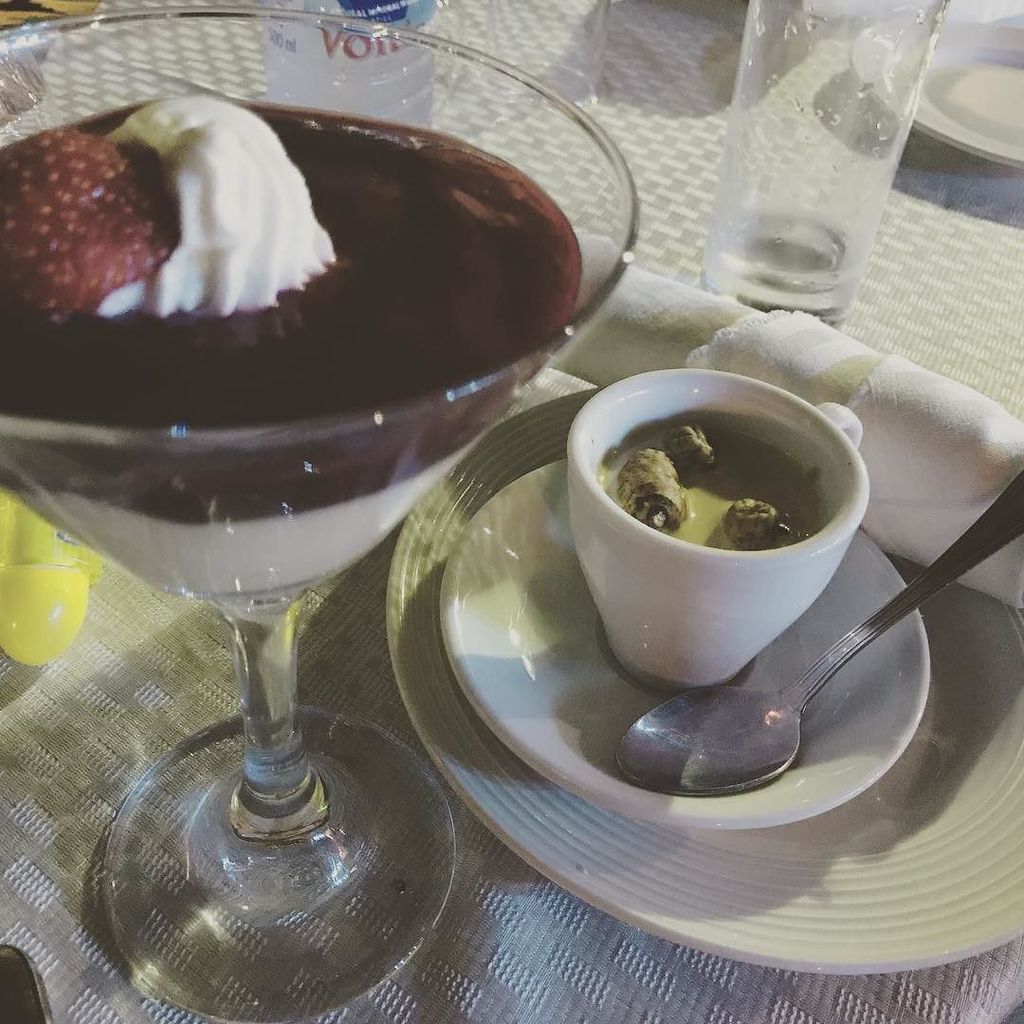AmeyawDebrah's tweet photo. A little something sweet a little something 'powerful' (atadwe🙈) from @oakplazahotels as a wait to groove to Some Amanzeba music 👌🏿#dinnerw… https://t.co/rwyxz8SdtQ
