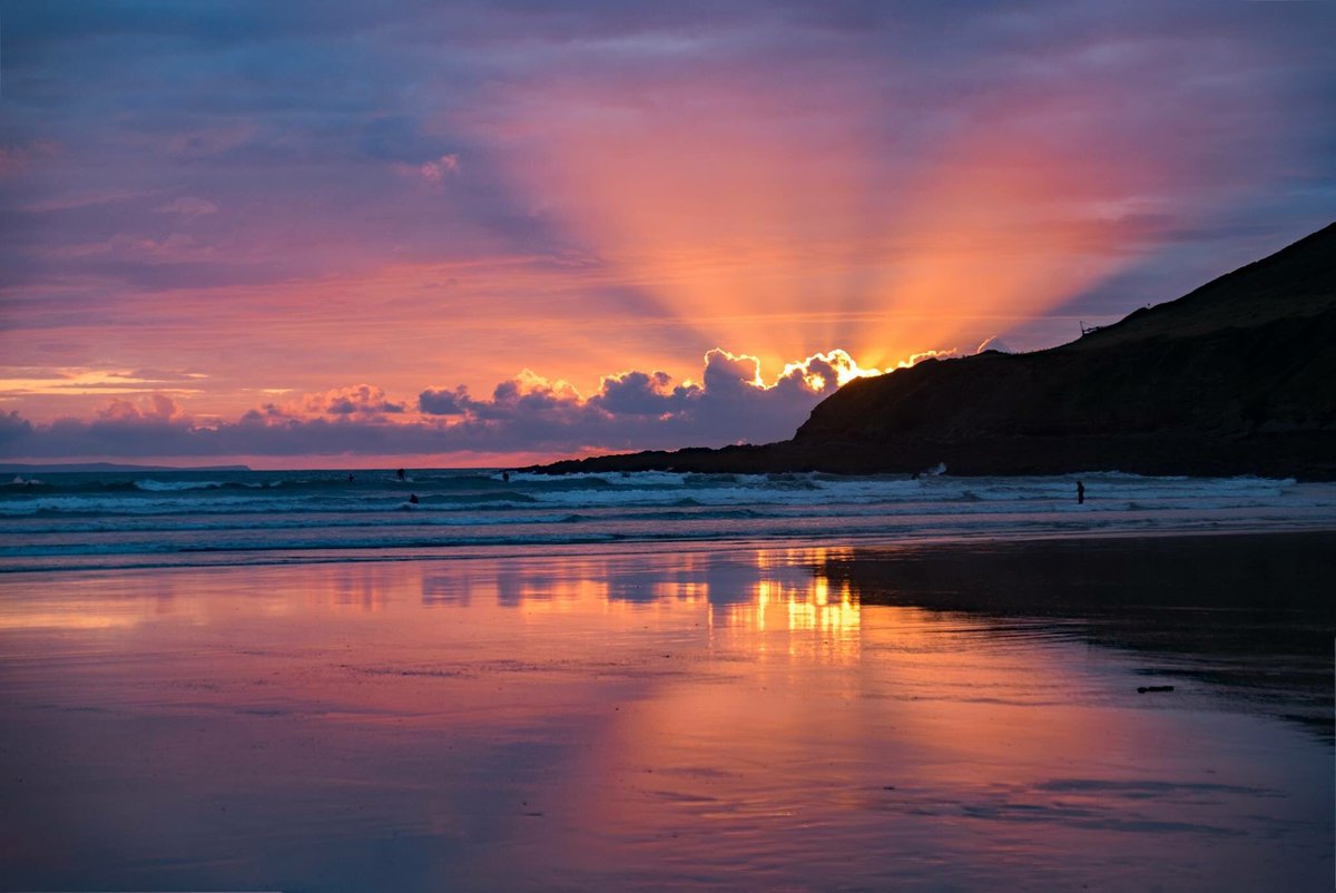 GreatDevonDays's tweet image. Saunton Sands sunset this evening - WOW! Photo #BrendaSkinner - magical @lovenorthdevon holidays @VisitDevon
