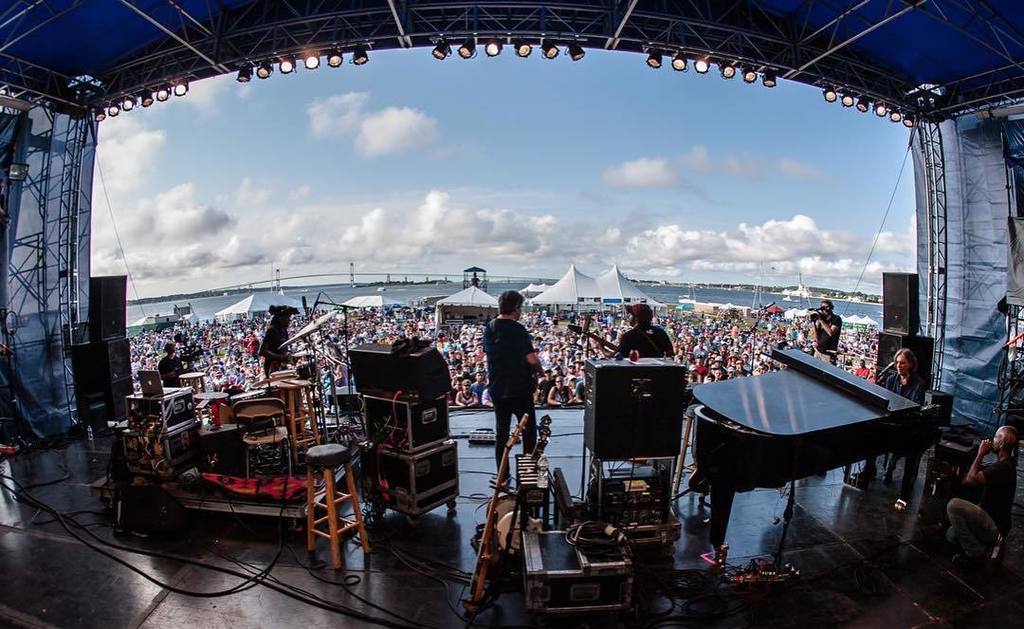 NewportJazzFest's tweet photo. Our good friends #BelaFleckAndTheFleckTones closing out the #FortStage on day one. .
📷: @bosconcertphoto https://t.co/cu2lu4hUMV https://t.co/1HbD07wCTY
