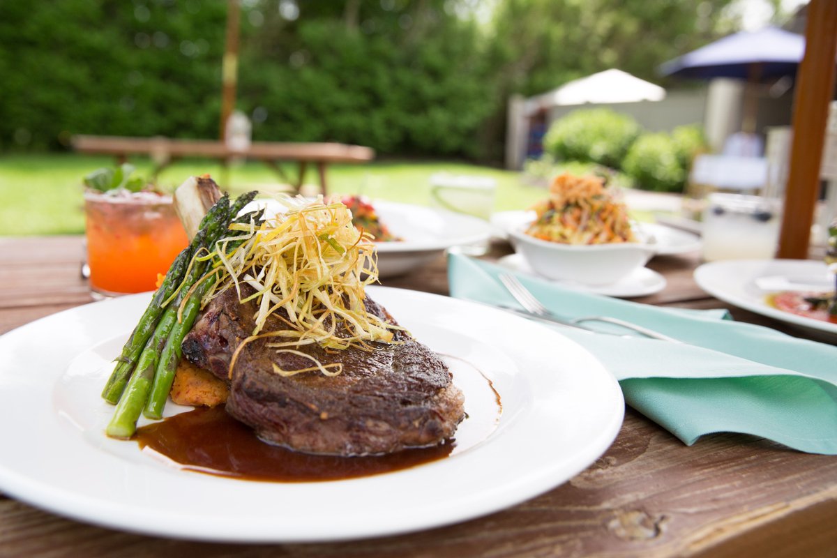 SH_SocialClub's tweet photo. How we summer: Steak fresh off the grill and eaten al fresco 👌🐮🔥☀️ #southamptonsocialclub #steak #dinner #cocktails https://t.co/USor1vfPlj