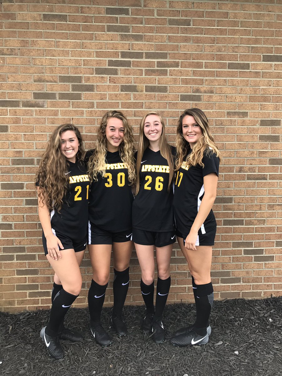 MaryPerkins05's tweet photo. Start of a new chapter with all of my favorite people!! 💛🖤💛🖤 #asuws #goneers https://t.co/N3jWMriNyM