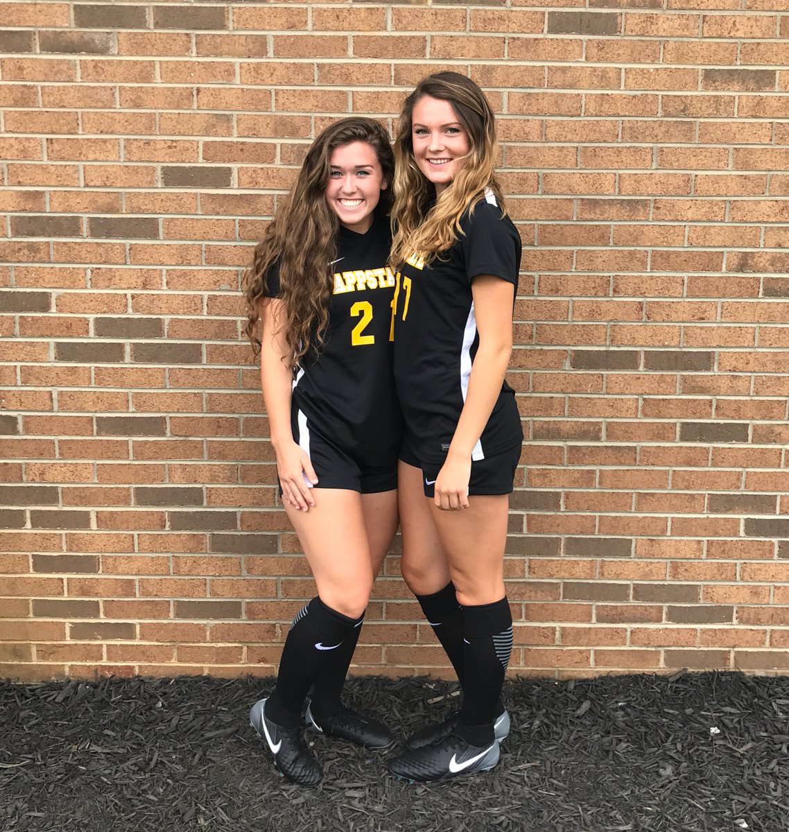 MaryPerkins05's tweet photo. Start of a new chapter with all of my favorite people!! 💛🖤💛🖤 #asuws #goneers https://t.co/N3jWMriNyM