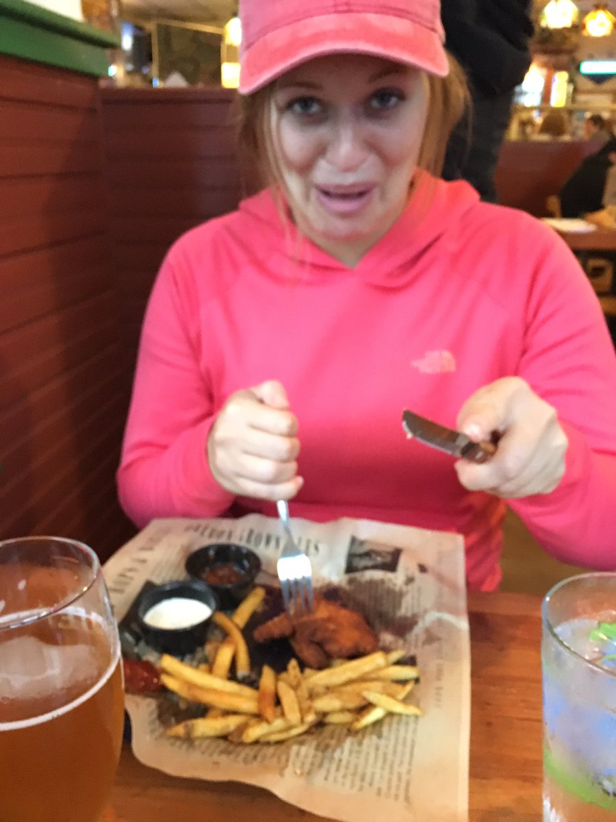MackenzieMHuber's tweet photo. @quinnpieper_ **cuts her chicken strips with a knife on the Oregon coast** 
"The only fish I like is lobster." https://t.co/7TLeQRqjML