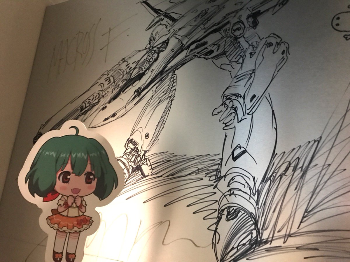 歌マクロス公式 壁の裏の秘密 バルキリーの説明が書かれた壁の裏には なんと 河森さん直筆のイラストが 頭上のモニターに流れる特別映像も必見です 夏休みのお出かけスポットとしていかがでしょうか 通常立ち入り禁止ですが 撮影用に許可を