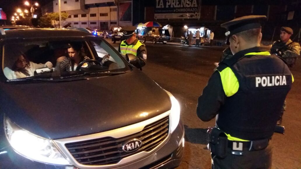 PoliciaEcuador's tweet photo. Operativos conjuntos con @FFAAECUADOR, control de armas, drogas y vehículos robados, para precautelar la seguridad de #Riobamba https://t.co/nzB8BuG9bD