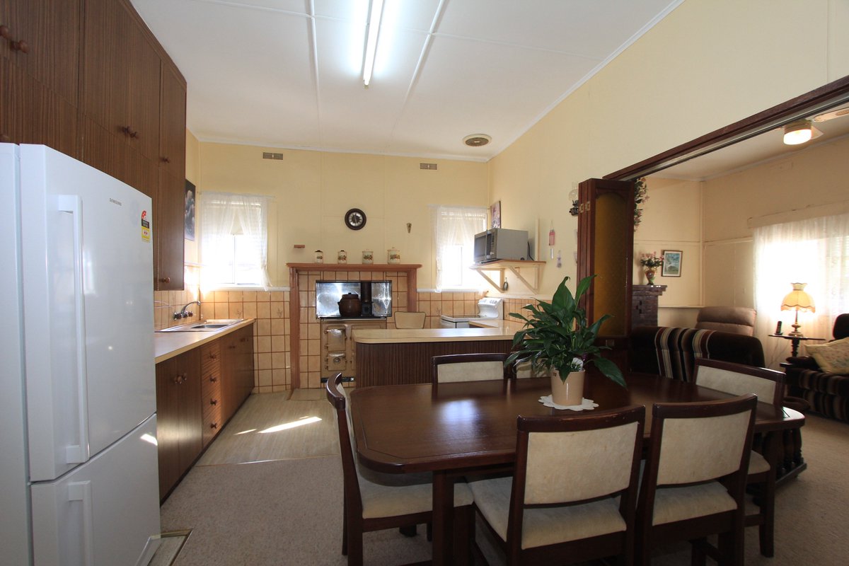 TODDProperty's tweet photo. NEW TO MARKET - 45 Playne Street #Heathcote 
Neat 3BR family home. 1000m2 allotment. #invest or #develope (STCA)
$260,000 - $275,000 https://t.co/KeohYrEQg2
