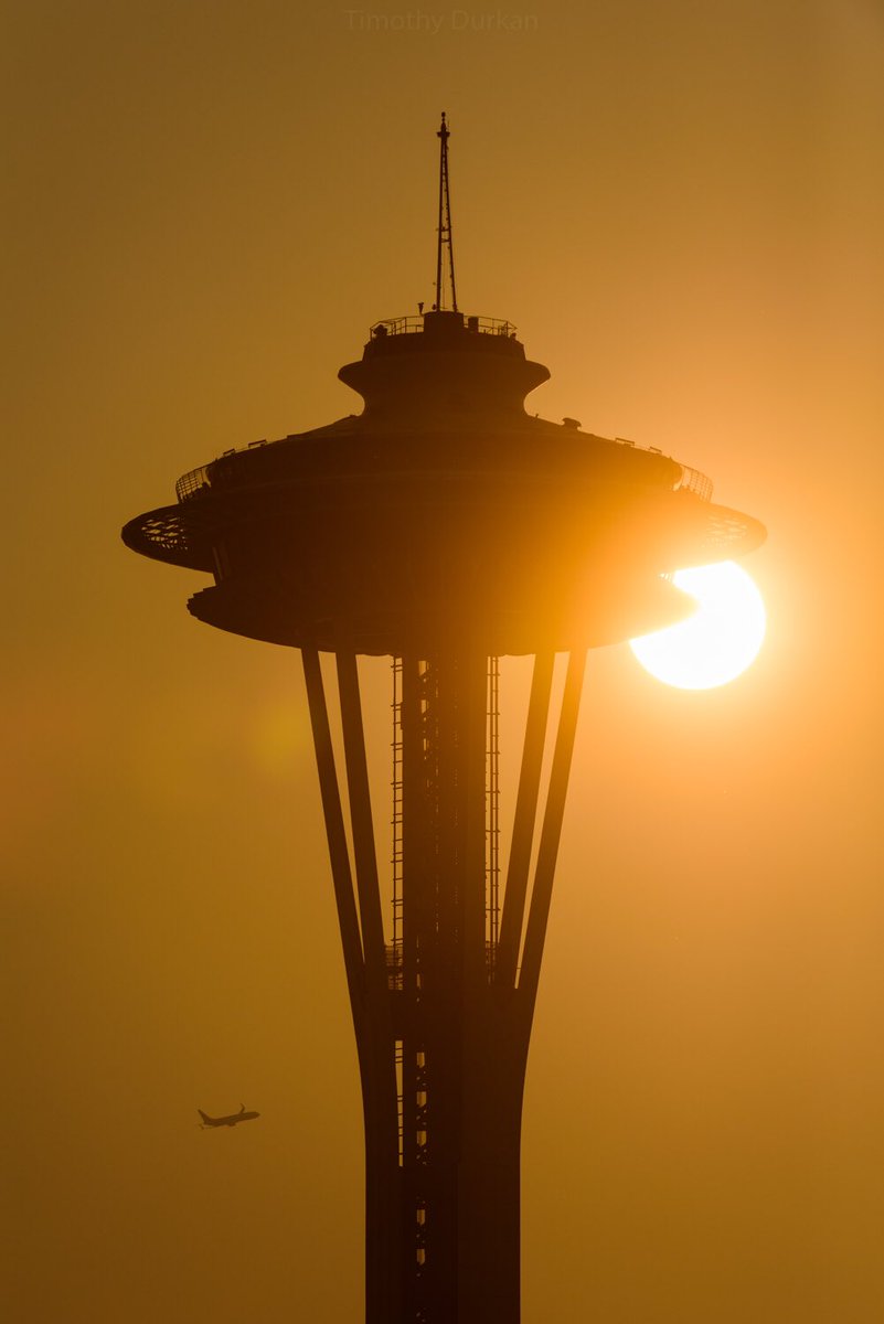 timdurkan's tweet photo. Seattle tonight: another amazing sunset due to #BCWildfire - let's hope our neighbors to the North get through this ok #bcforestfires https://t.co/1Vd5Jz9NKr