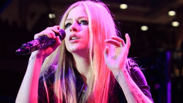 IsabellalMendes's tweet photo. #AvrilThrowbacks @avrilbandaidsofficial #AvrilThrowback #littleblackstars @AvrilLavigne https://t.co/Kxtz3Janz3