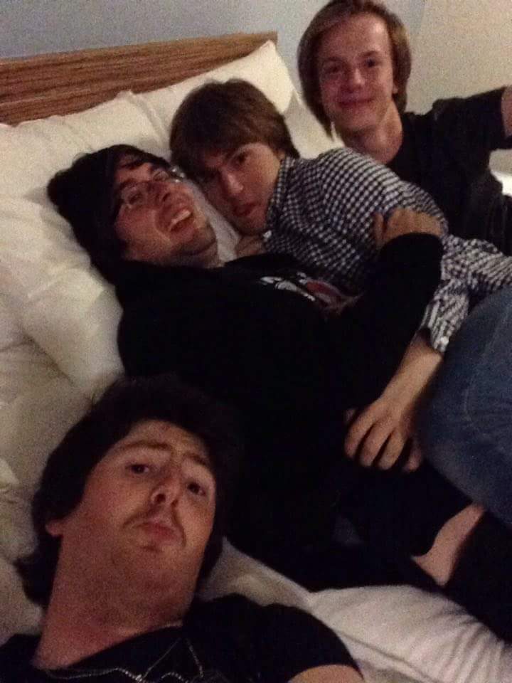 Anth_fll's tweet photo. Sharing is caring. 4 in a bed! https://t.co/aIeJUktEWJ