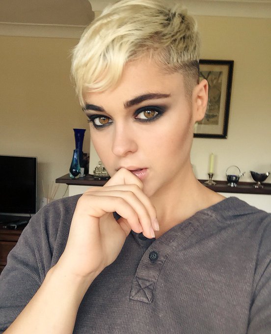 Today's makeup look #shorthair #stefaniaferrario #amycapeda #smokeyeye @AdamCiaccia https://t.co/MWC