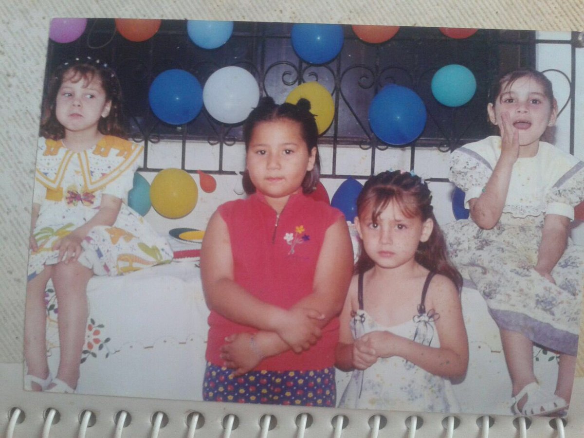 AnaLidiaSL's tweet photo. En los 90s con mis primas imponiendo modas ( no se pierdan mi peinado) #80kilos https://t.co/6s1MaXkMXy