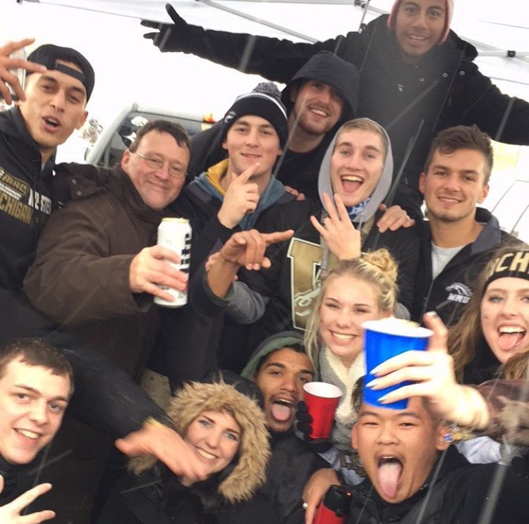 m_mcmxcvi_'s tweet photo. NEVER FORGET COLLEGE GAMEDAY AT WMU #Blackout #ActSober https://t.co/RdI8JHfdpZ