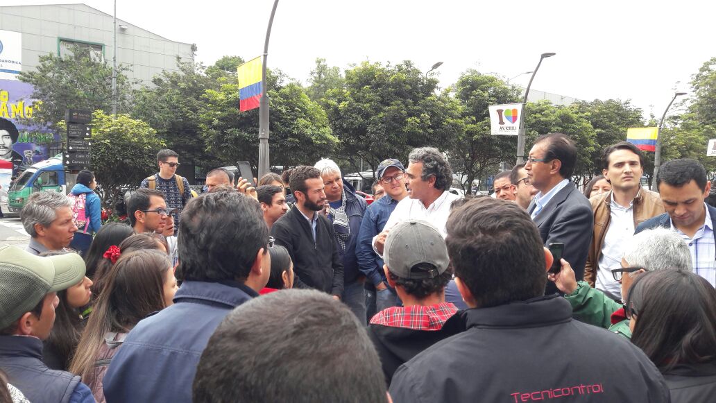 sergio_fajardo's tweet photo. Gracias Bogotá. En la calle, en las esquinas. Escuchamos, conversamos y transformamos la pol��tica. Claro que  #sepuede. https://t.co/ttoyRUznIE