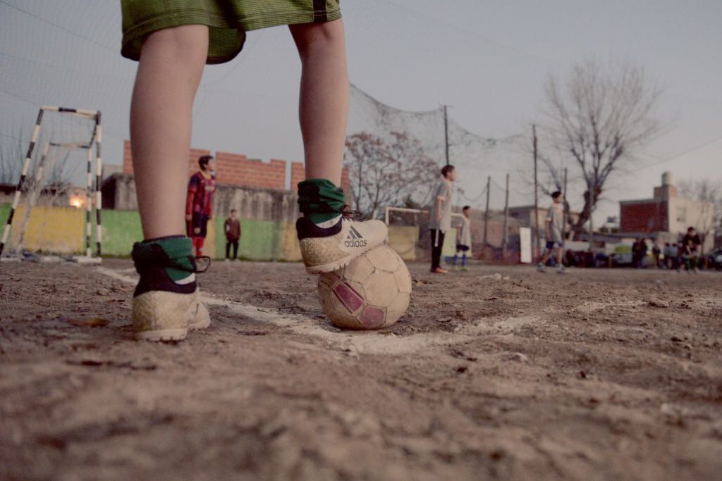 crisqui80's tweet photo. Chicos felices, Papas acompañando, sacerdotes y público contentos. Todo muy lindo en la Copa 3 Iglesias. #QuilmesDeportes no paramos!! https://t.co/qYUwnYymsb