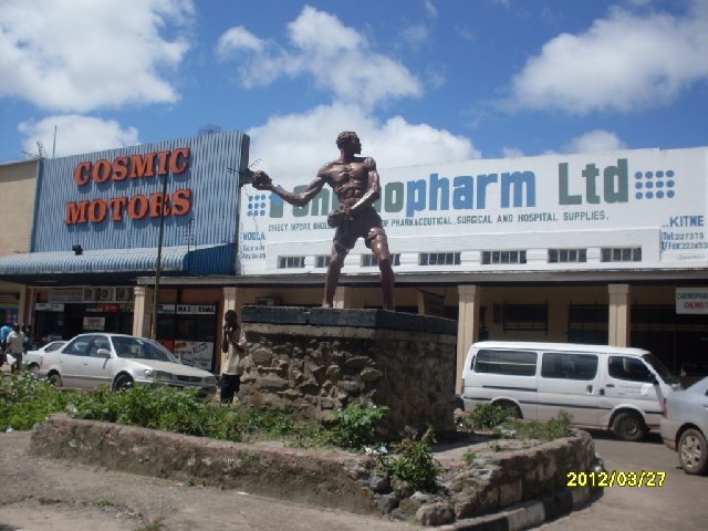 TheprideKitwe's tweet photo. The Iconic Kitwe #freedomstatue known as mposa mabwe (stone thrower) Welcomes you to the Pride of Kites city official page #follow https://t.co/ut974t4VaC