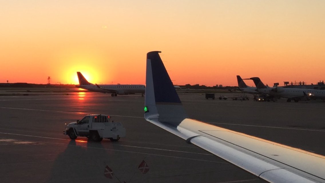 JohannesTysse's tweet photo. #Sunset in #Chicago and #TimeToGoHome with @united to #Charleston #UnitedFirstClass #FlyUNITED #ServiceInTheSky #FlyUSBasedAirlines #Travel https://t.co/sD0Rsw1Jch