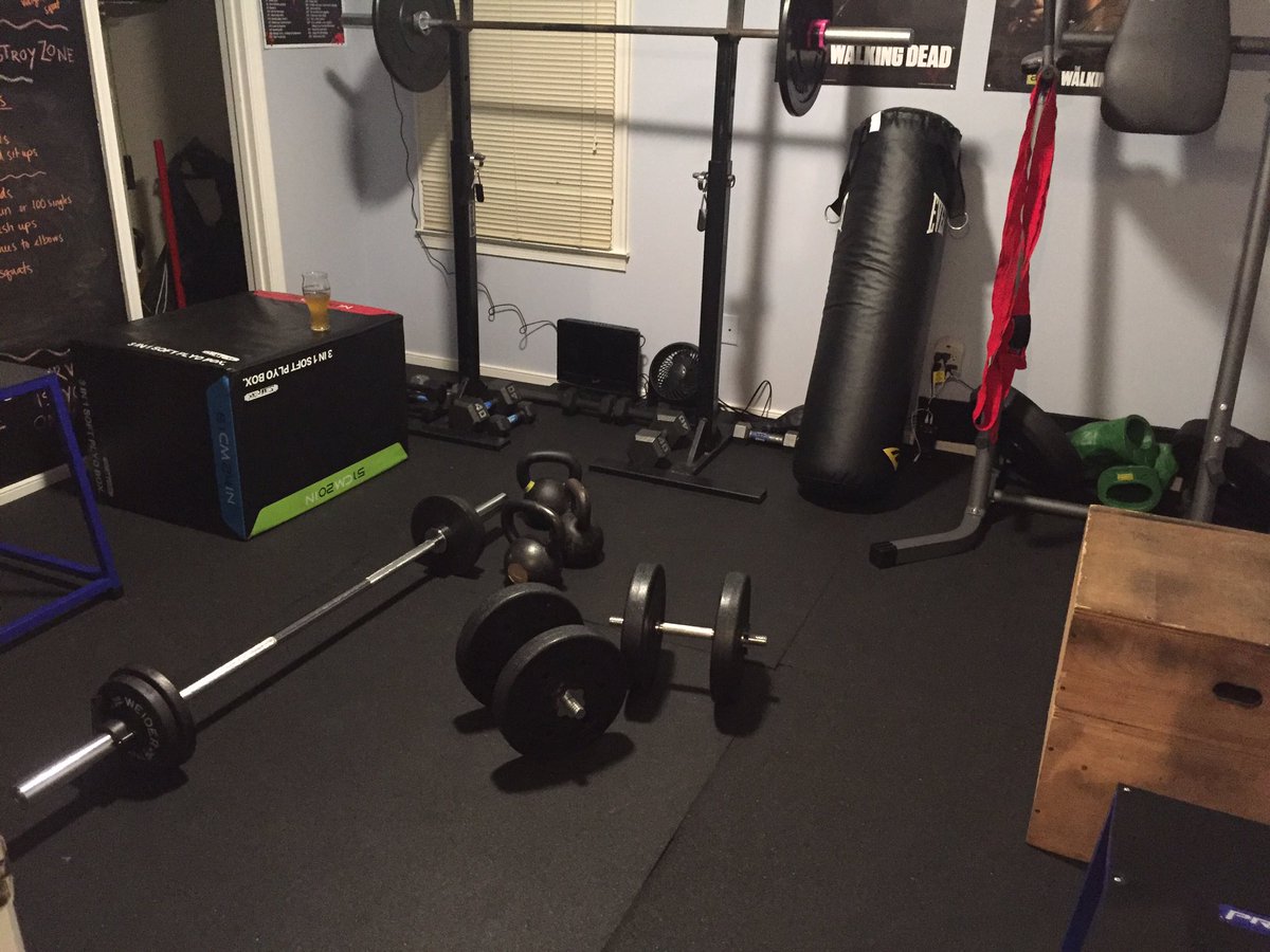 GoodDoBee's tweet photo. Friday night gym prep. That box makes a good beer coaster ππΊ#Crossfit #FitGirlFun #GymLife #TGIF #SetUpIsItsOwnWorkout https://t.co/kSHKoRaW9w