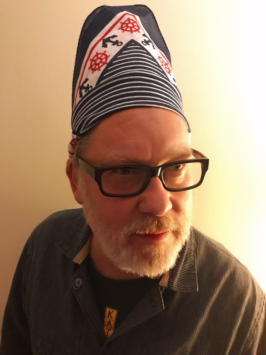 JamesMoir10's tweet photo. Here is how to wear a bandana. https://t.co/Dq1wBkUSuI
