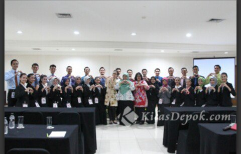 kngdadang's tweet photo. Bunda @bundaelly16 memberikan pembekalan kepada Finalis @abgmpokdepok 2017. Htl Bumi Wiyata. @IdrisAShomad @pemkotdepok @depokita https://t.co/iJKlDvjY0t