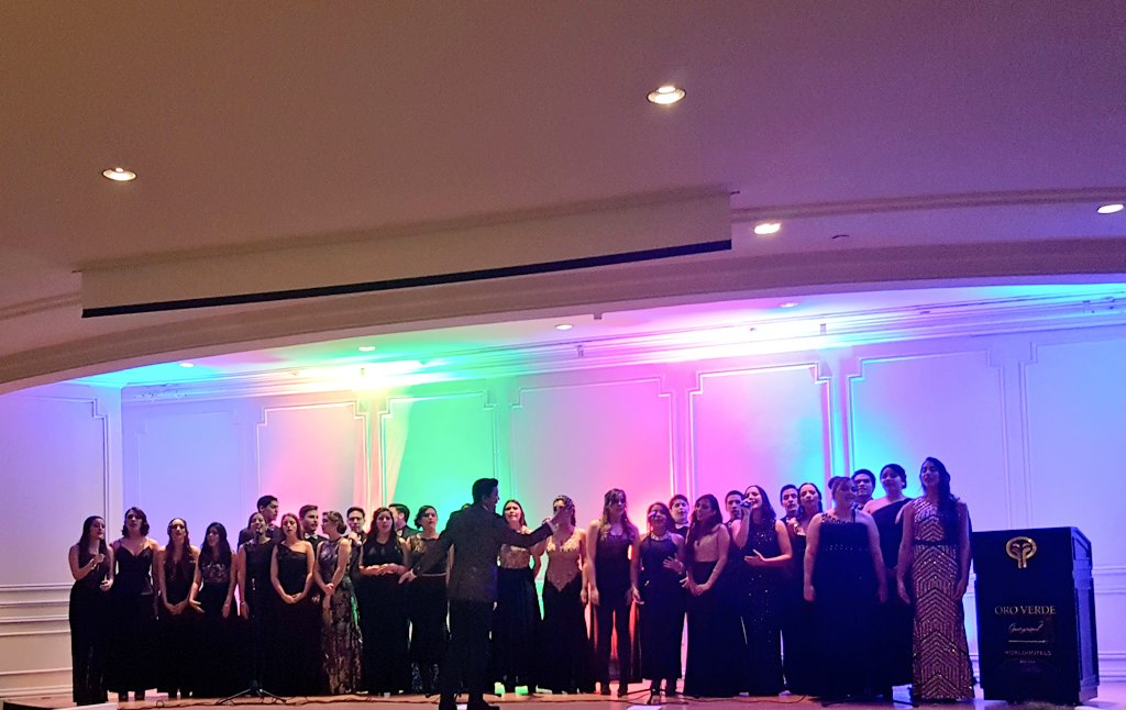 HectorYepezM's tweet photo. Espectacular coro de la Universidad Santa María interpretando clásicos de Julio Jaramillo, nuestro Ruiseñor de América. Mis respetos! 👌🎵 https://t.co/5dTdKfzdKP