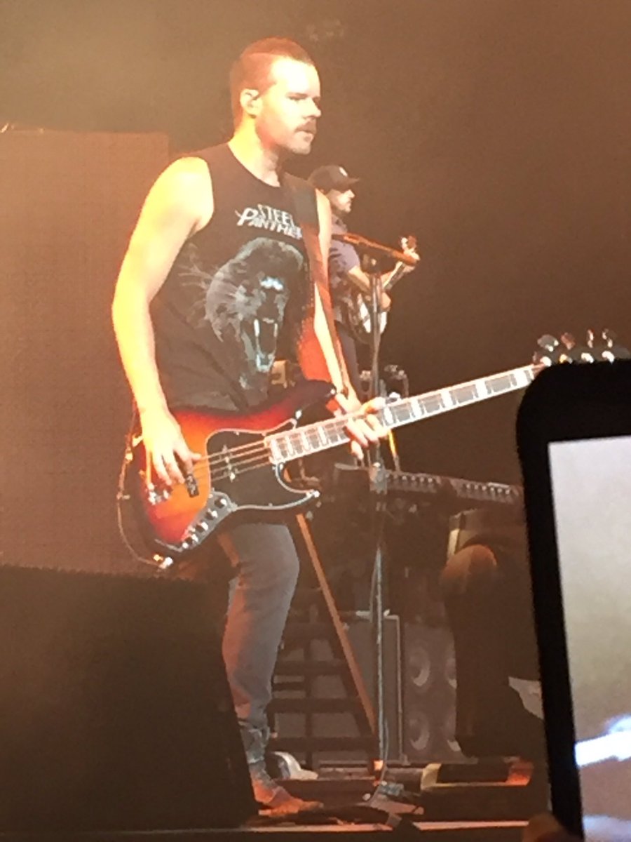 jeffreyMau's tweet photo. @DierksBentley 's bassist wears @Steel_Panther \m/. @llmau1 https://t.co/wKcwtHHJnb