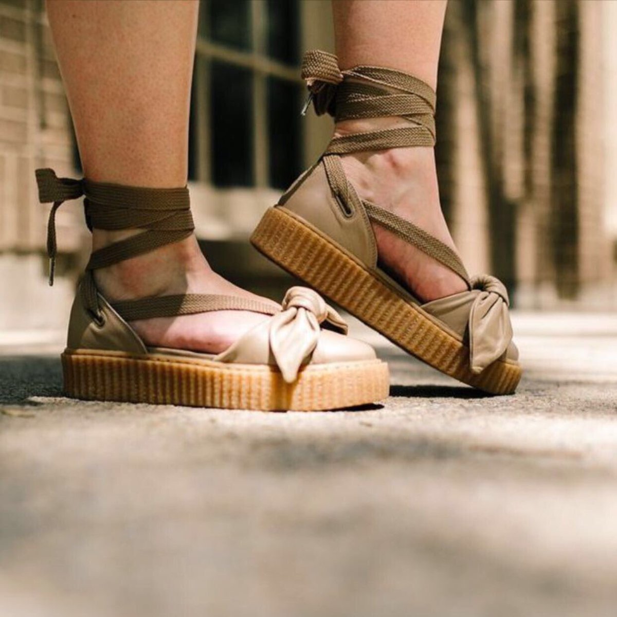 #رايك_بمن_يضرب_زوجته

شوزات وشنط بااقل الاسعار
ومطلوب مسوقات خبره 🤚