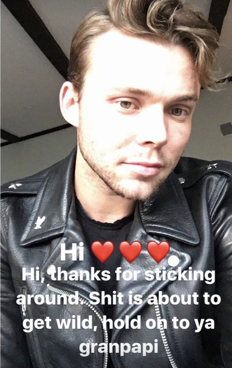 thedamesarah's tweet photo. Commence #5SOSFam meltdown #AshtonsBack https://t.co/2s4qUL34bf