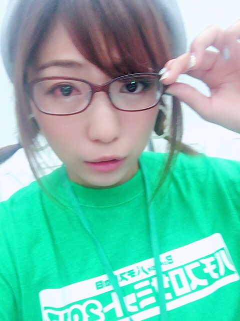 河原みのり 片目の充血がすごくて ガチ眼鏡でいこうと思ったら度が強過ぎてフラフラしちゃうので 裸眼でいきます 視力ワロスなので 眉間にシワ寄ってたらスミマセン W パチスロサミット17