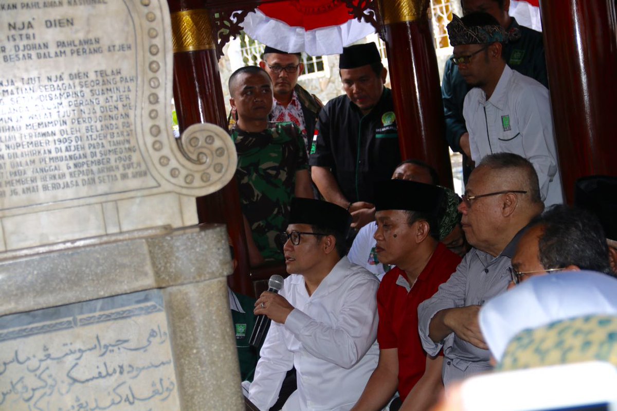DPP_PKB's tweet photo. Sampai di Sumedang, Ketua Umum DPP PKB @cakiminpkb bersama rombongan Ziarah ke makam Tjut Nyak Dien. @nahdlatululama #SafariSangPemimpin https://t.co/KZeHaOSAT6