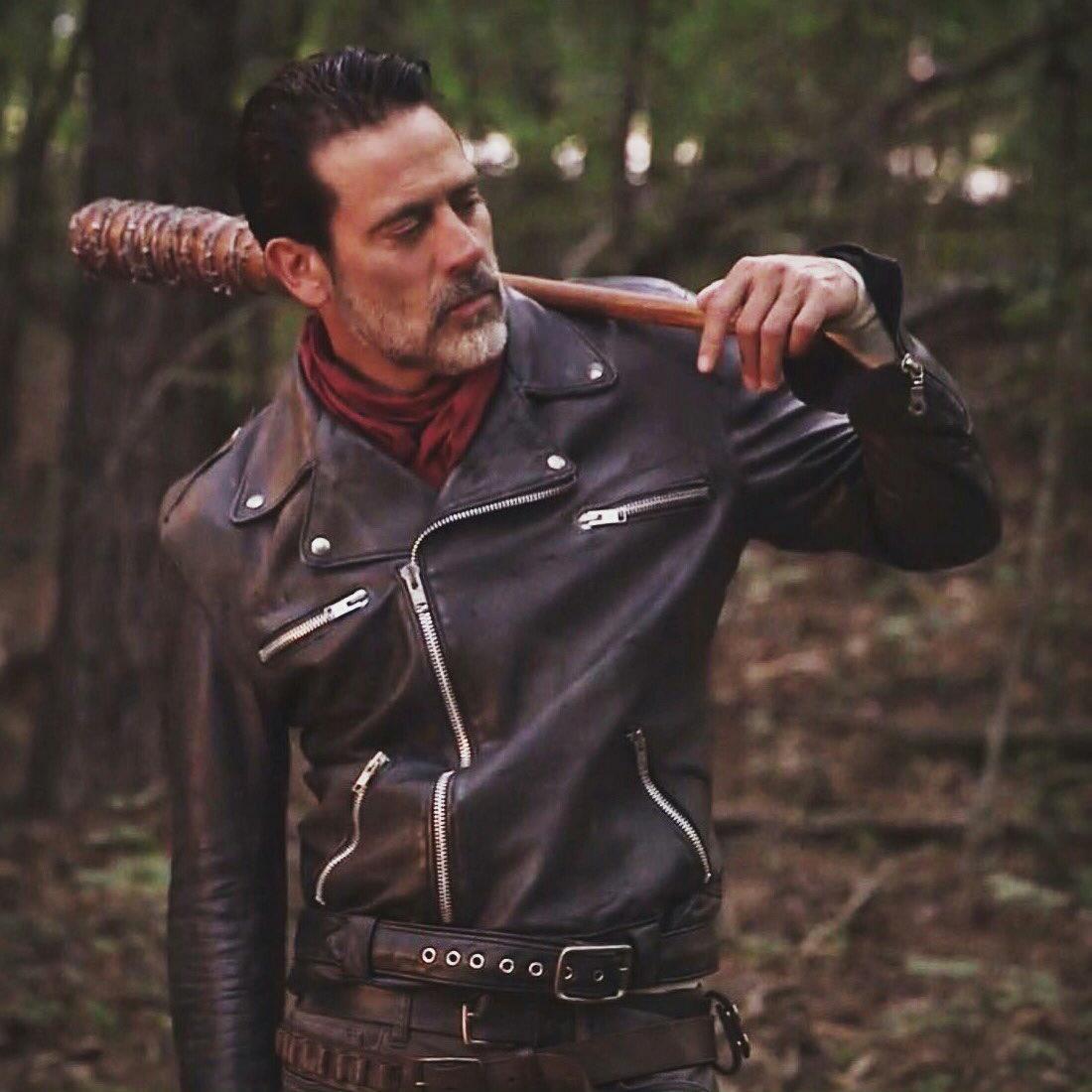 WalkerCracudo's tweet photo. Gente ñ sei vcs... Mas eu vejo uma semelhança entre Negan e Kinzoku Batto do One Punch Man
É tipo o Negan com uns 23 anos e sem barba ;-; https://t.co/xNJzMRYVgI