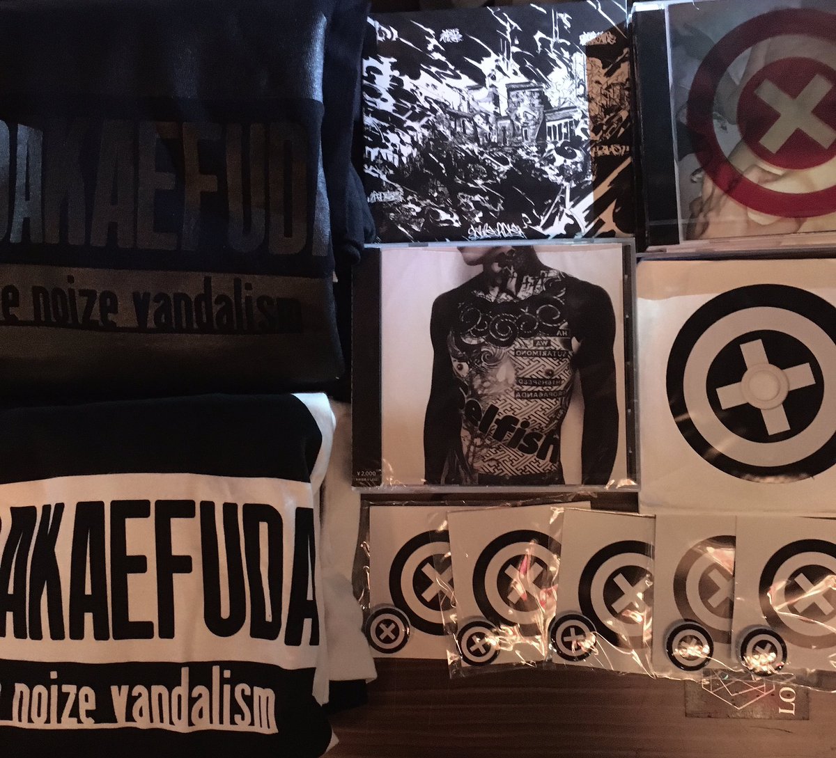 裸絵札物販】 •CD(初期衝動 非処女 孕 Selfish)各2000円 •Tシャツ 2000