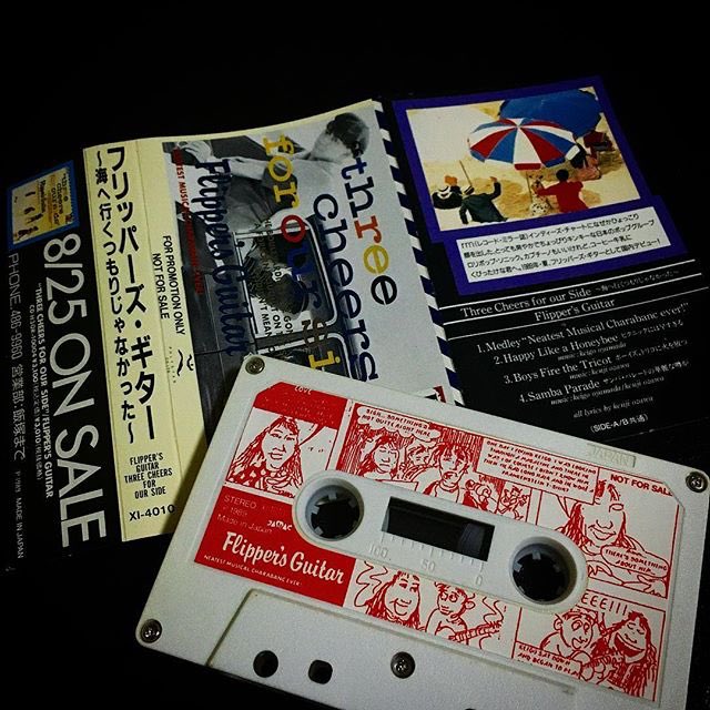 pecotin's tweet image. 1989年初夏の朝。僕は宇田川町の輸入盤屋のブースで開店準備中だった。「あ！これメチャいいんですよ！」バイトのO君が山積みの試聴サンプルの中から見つけ出したカセットをデッキにセットした。軽やかなギターのイントロが流れ出すと…世界が変わった。それがすべての始まりだった。 #ozkn