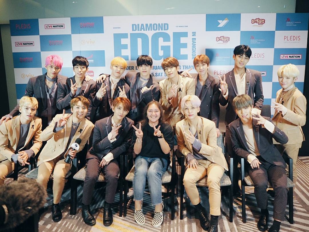 Salapaoz27's tweet photo. แหม จ้าาาา ตอนแถลงก็นั่งข้างกัน (ถึงจะไม่ชิดก็เถอะ) ตอนถ่ายรูปก็ยังยืนข้างกันอีก #gyuhao #2ming #กยูฮ่าว #มิงฮ่าว https://t.co/RXPDdw8xWZ