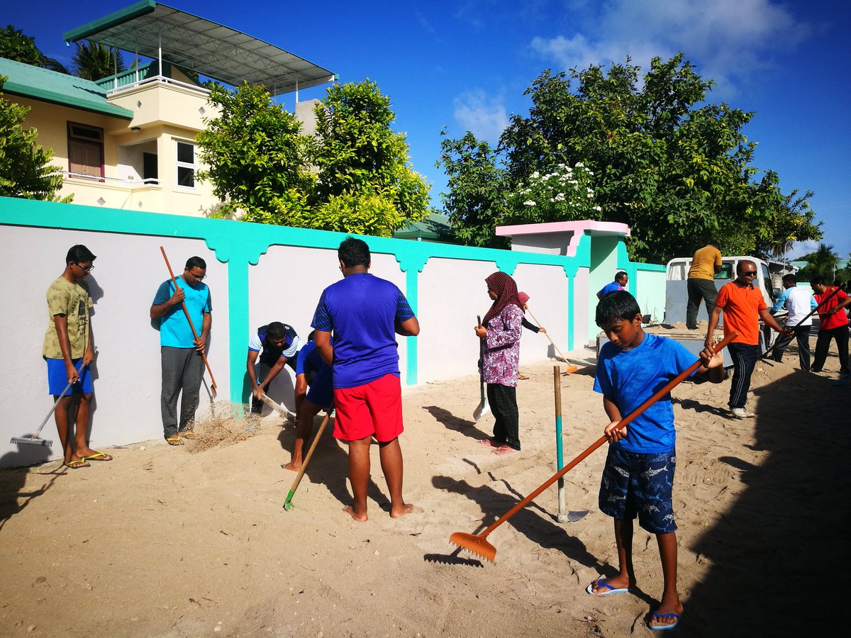 mofaisal12's tweet photo. Taking part in community activity to level the roads in Nilandhoo #CommunityTogether #DevelopmentTogether @abkhaleel https://t.co/8YMjHVd9A3