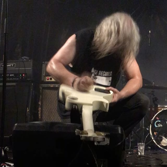 DiscalzosFest's tweet photo. Fin de festa con #SeñorNo !! Grazas a tod@s por esta gran xornada Discalza , maña mais !! ✊️👣👌 #discalzos… https://t.co/vWZihFxhGk https://t.co/evxBKYzATo