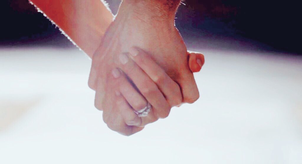 _LightToMyDark's tweet photo. Delena's love story, as told by: Their hands https://t.co/D0lPQhJy21