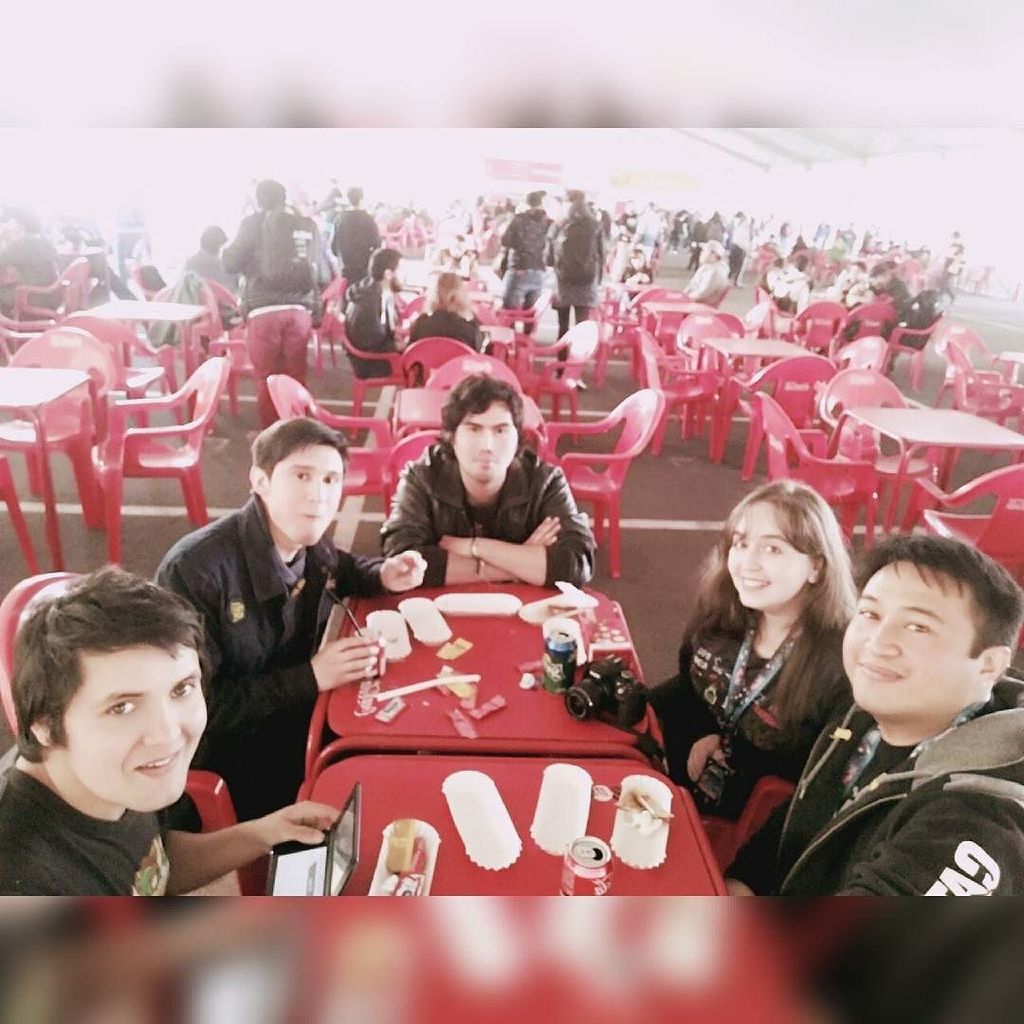 kyrasilver's tweet photo. A la hora de comer, había tanta hambre que se nos ocurrió sacarnos la foto después de tragar 😂
#LunchTime #Festig… https://t.co/x92WaIFVpr https://t.co/y1SvG1piF9