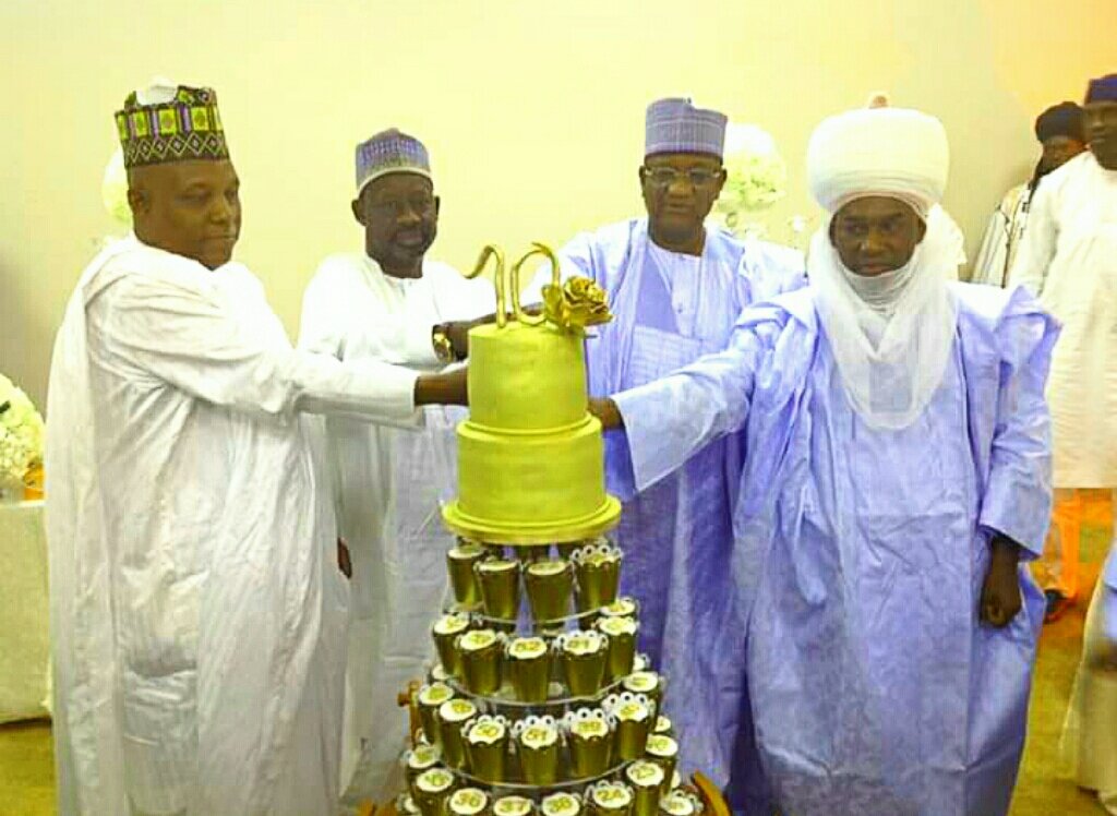 Emir_of_Gombe's tweet photo. #Indimi@70: HRH Abubakar Shehu Abubakar, @HEDankwambo OON, Dr. Muhammadu Indimi OFR, & Gov. @KashimSM cutting Indimi's Birthday cake. https://t.co/JKTYbTFW35