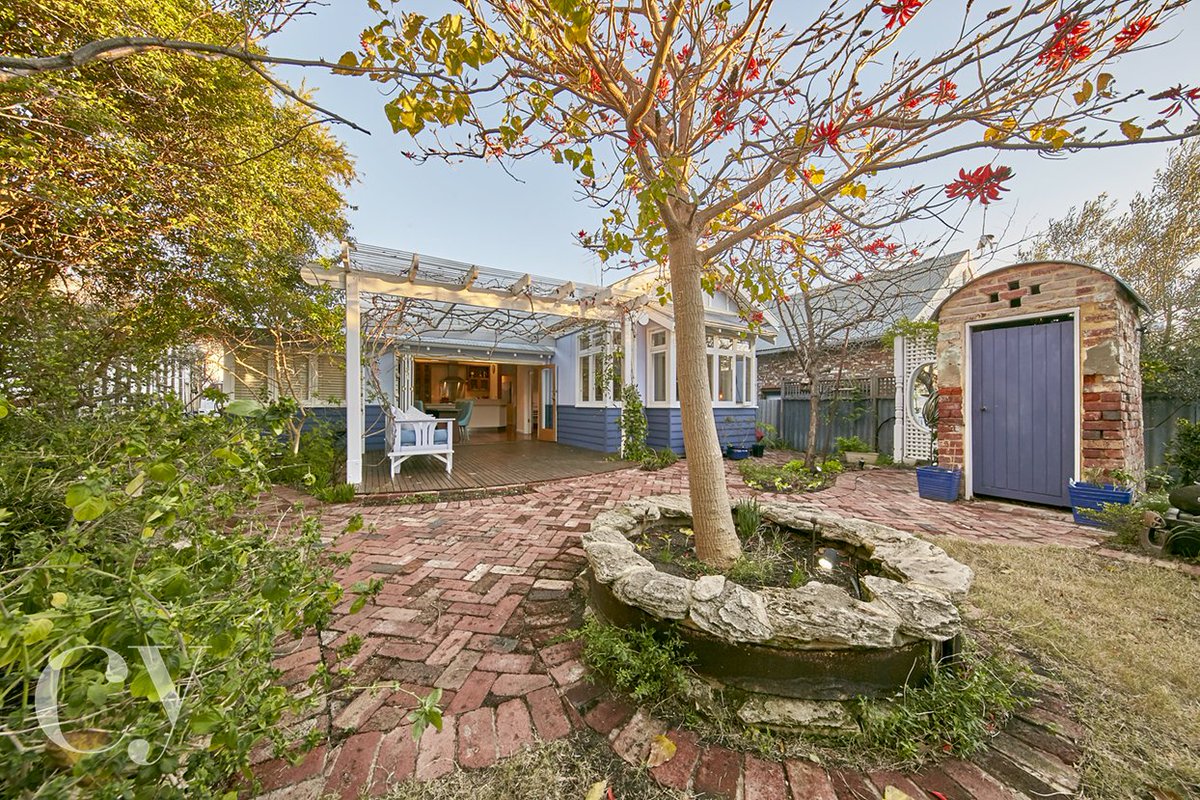 philghayes's tweet photo. 14 Harbour Rd, Sth Freo passed in on live bid @ $1.1mil. Negotiations continue!! Good luck sellers and Carlie @CapornYoungEA #perthauctions https://t.co/guNupZWl9U