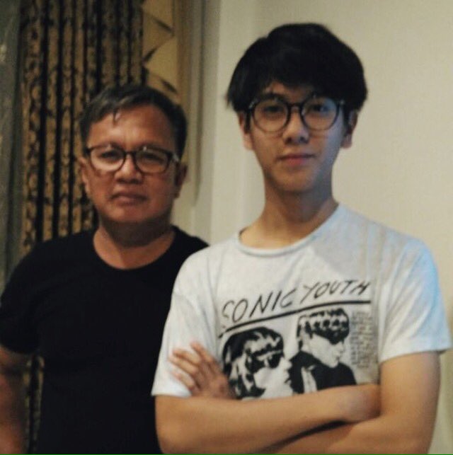 gemes ih pake kacamata😖