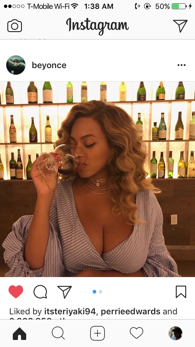 sweetenermonet's tweet photo. can't be a coincidence that these two pictures are next to each other as im scrolling through insta #twobeyonces https://t.co/KjaJxe5pBE
