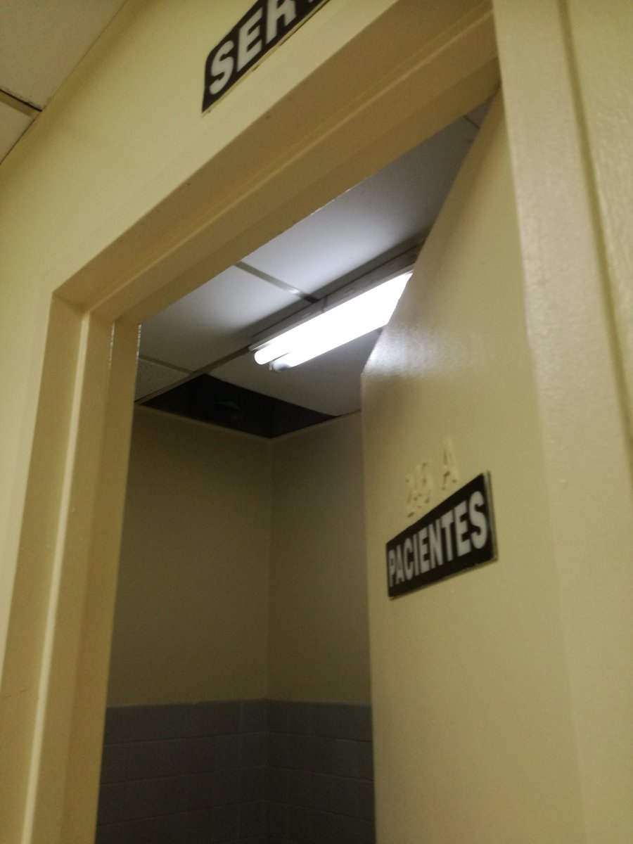 amaapchino's tweet photo. Un ducto de aire acondicionado en un baño de la sección de Tomografía de la Especializada de la C.S.S. ¿Cuántas bacterias KPC habrán allí? https://t.co/7fLn19odvS