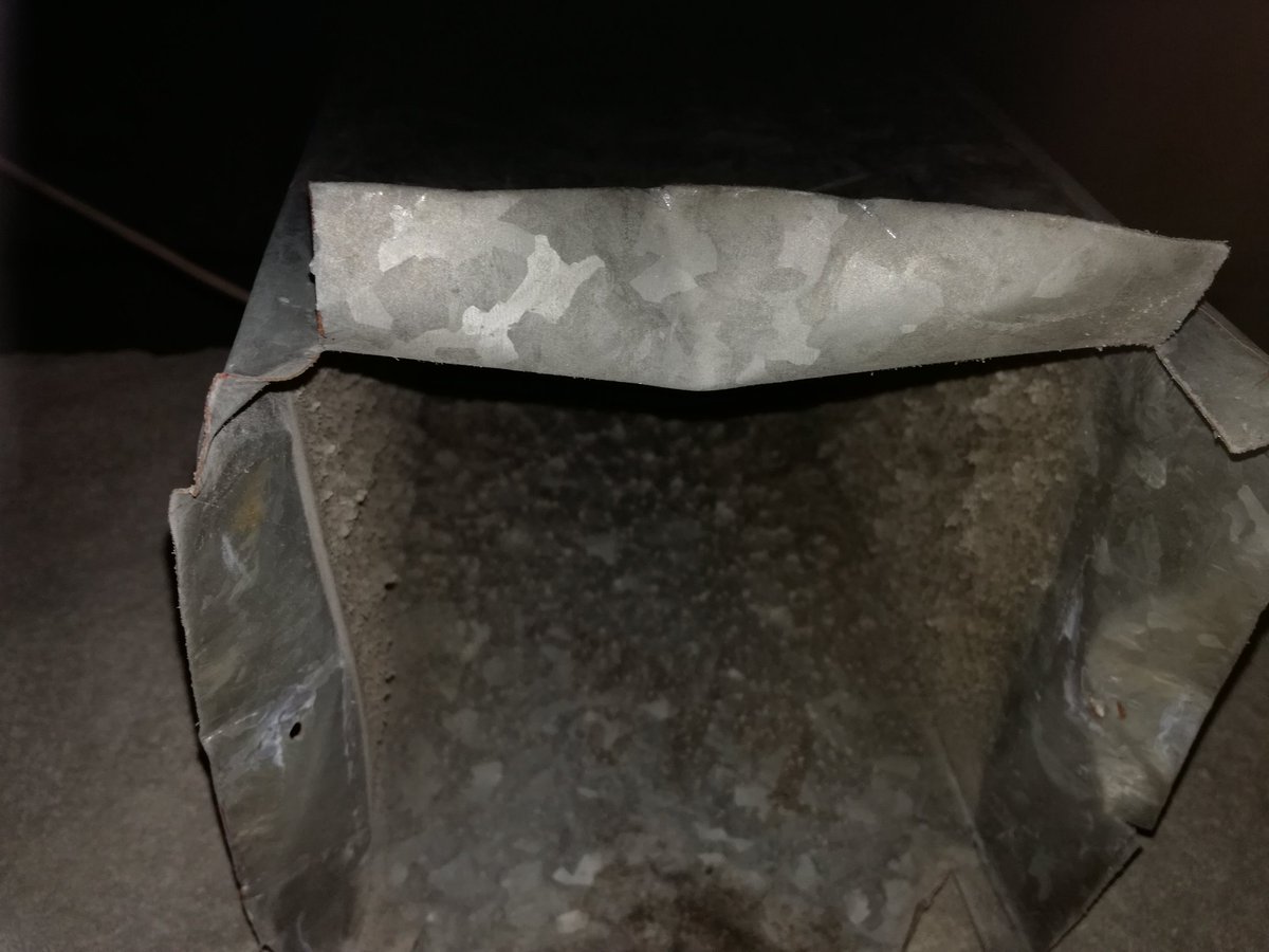 amaapchino's tweet photo. Un ducto de aire acondicionado en un baño de la sección de Tomografía de la Especializada de la C.S.S. ¿Cuántas bacterias KPC habrán allí? https://t.co/7fLn19odvS