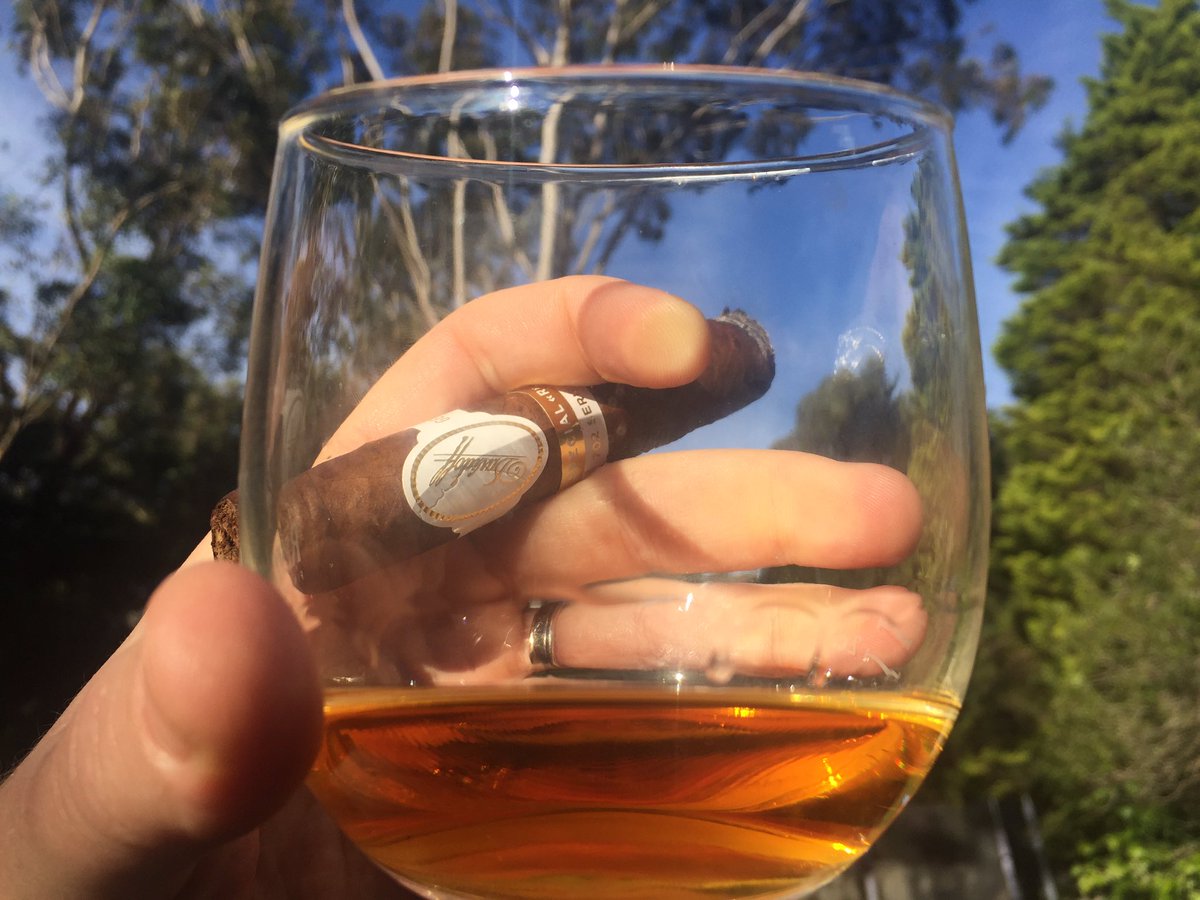 Macallan 25 years, Distilled for <a href="/Davidoff_Cigars/">Davidoff Cigars</a> with a 702 Special R.
#cigars #cigarians #cigarsofasia #davidoff