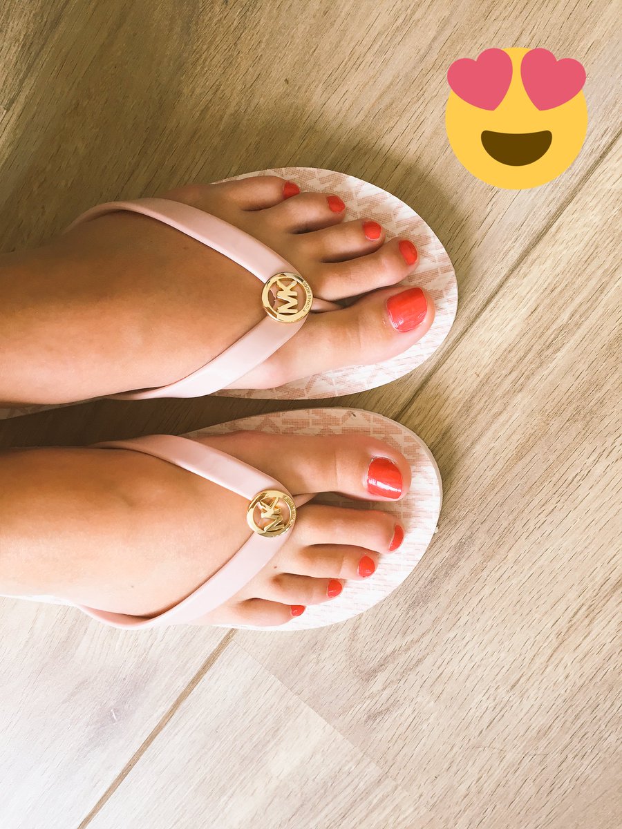 PascalHemelaar's tweet photo. Happy met mijn nieuwe slippertjes #omoda https://t.co/ENd9s5qBmo