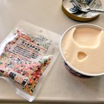 子供の夢も大人は一瞬？wアイスクリームにミックスチョコレートかけると美味しそうw