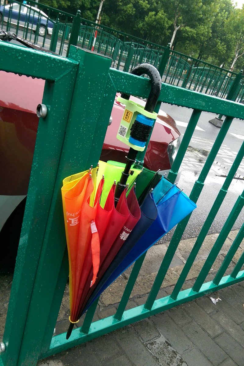 MattXShi's tweet photo. Umbrella sharing in China. https://t.co/AHzUQTUZk9