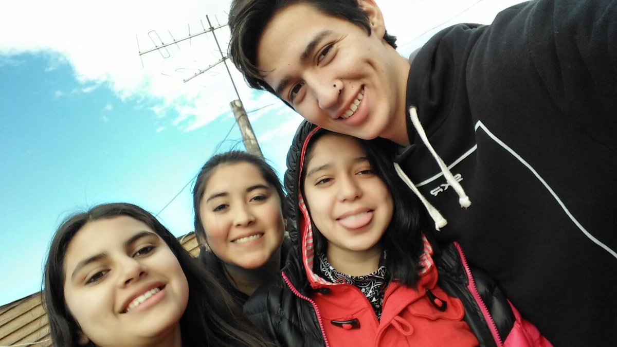 NoeliaSolalinde's tweet photo. Mi hermanito y mis dos mejor amigas #LocurasJuntoAEllos Adoro con el alma a cada uno de ellos se volvieron parte importante de mi vida https://t.co/cXATR3LSHA